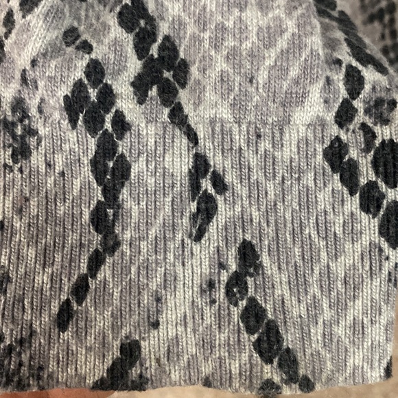 APT9 Cashmere animal pattern gray v-neck sweater -size Medium - Picture 7 of 9